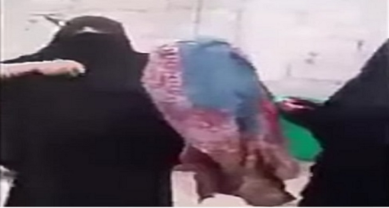 بالفيديو.. مُسنة يمنية تحرق ملابسها بعدما شردتها ميلشيات الحوثي واعتقلت ابناءها