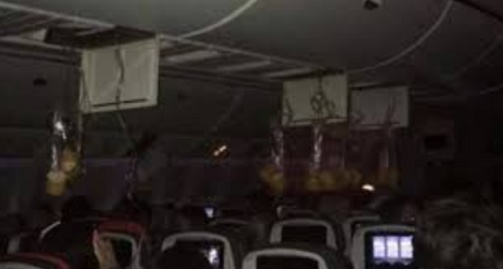 بالفيديو.. مطبات هوائية تتسبب في إصابة العشرات من ركاب طائرة كندية 