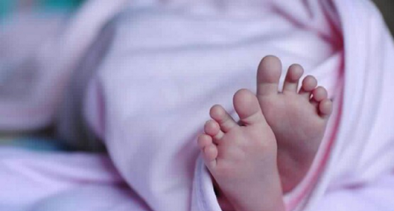 أب يتحرش بابنته الرضيعة ويغتصبها وينشر الفيديو على الإنترنت