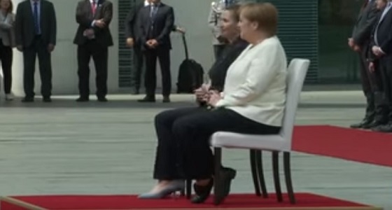 بعد الرعشة الثالثة.. ميركل تخرق البروتوكول بجلوسها أثناء السلام الوطني 