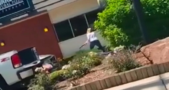 بالفيديو.. ردة فعل صادمة لسيدة اكتشفت خيانة زوجها مع فتاة تعمل في محل بيتزا 