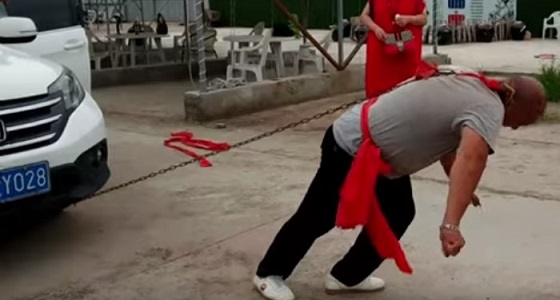 بالفيديو.. رجل يتمكن من سحب سيارتين بأذن واحدة