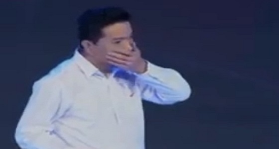 بالفيديو.. رئيس ” بايدو ” يتعامل بذكاء بعد أن سكب شاب الماء عليه في حفل