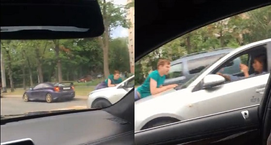 فتاة حسناء تنتقم بقسوة من شاب حاول مضايقتها