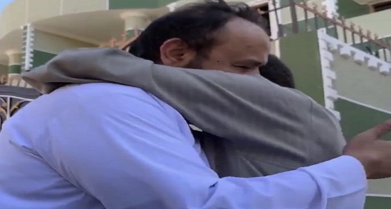 في مشهد مؤثر.. معلم متقاعد يلتقي بزميله بعد غياب 20 عاما