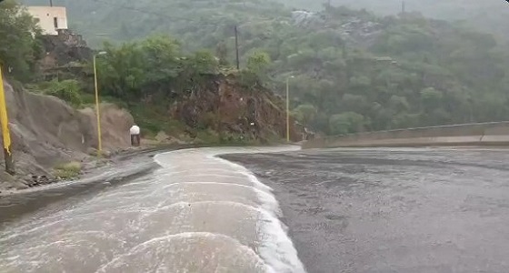 بالفيديو.. هطول الأمطار على فيفاء بعد تحذير الأرصاد