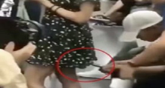 بالفيديو.. لحظة تصوير امرأة من أسفل تنورتها في قطار بالصين 