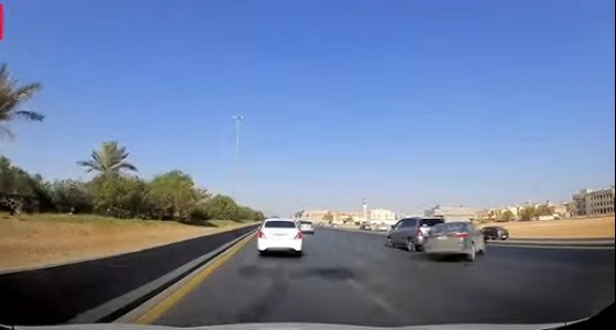 بالفيديو.. انحراف مفاجئ لمركبة عن الطريق السريع بالرياض
