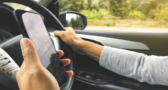 تحذير من استخدام الهواتف الذكية خلال القيادة