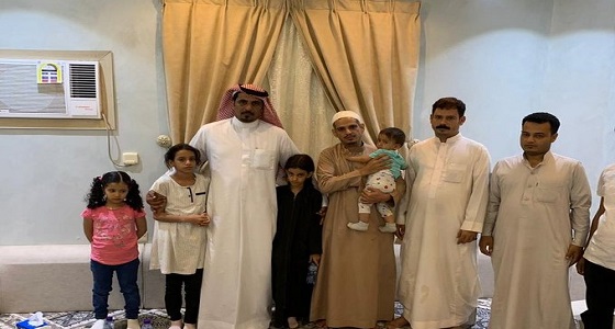 مدير مستشفى الحمنة يسلم ذوي الأسرة اليمنية المكلومة أطفالهم الثلاثة