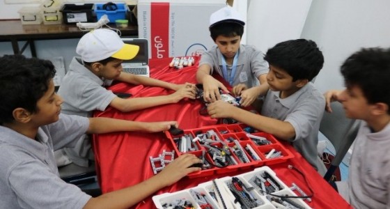 بالصور.. موهوبون يصممون روبوتات للنفط والفضاء بالرياض
