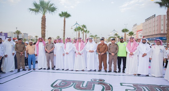 بالصور.. تلوين أكبر لوحة لبرنامج ( حسن الوفادة) بتعليم عسير