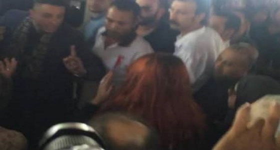 بالفيديو.. أحمد الفيشاوي ينفعل على زوجته في جنازة والده 