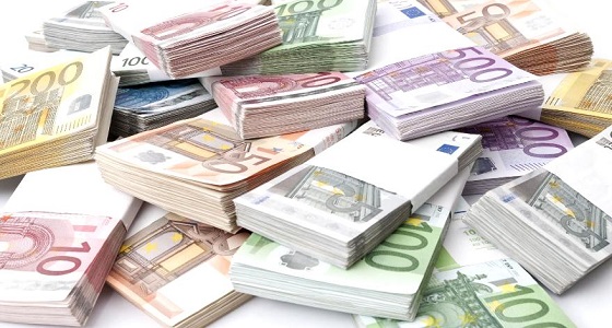 اليورو يتراجع والدولار يتماسك رغم تكهنات خفض الفائدة