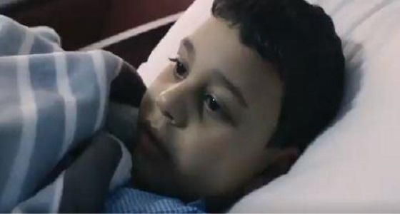 فيديو مؤثر لتعامل أهالي المدينة مع طفل مصري فقد والديه في حادث مأسوي