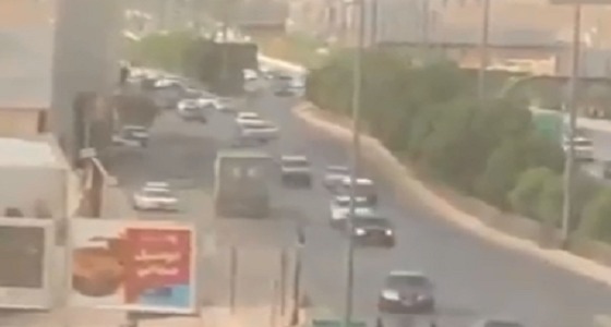 بالفيديو.. سائق شاحنة متهور يعكس السير على طريق الملك فهد بالرياض