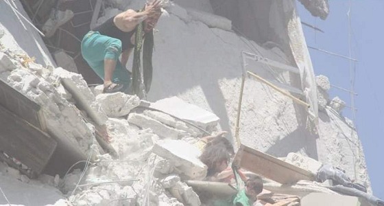 طفلة تنقذ رضيعاً من ركام القصف بسوريا