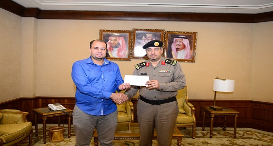 أمير عسير يكافئ مقيم بـ 3 أضعاف مبلغ أعادة لإدارة السجون