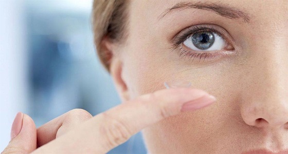 5 مخاطر لارتداء العدسات اللاصقة.. أبرزها ” خدش القرنية ” 