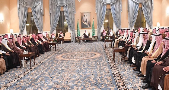 بالصور.. أمير تبوك يلتقي أهالي المنطقة في جلسة سموه الأسبوعية