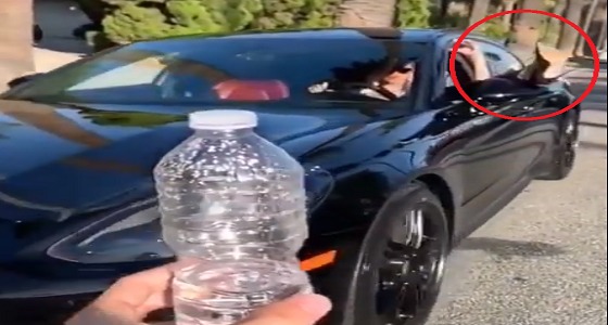 بالفيديو..مودل روز تشارك في تحدي غطاء الزجاجة من داخل السيارة!