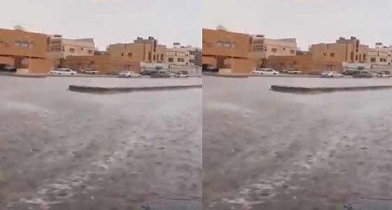 بالفيديو.. تساقط البرد بكثافة على خميس مشيط