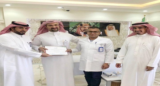 مدير الشؤون الصحية يكرم عدة أطباء بمستشفى القريات