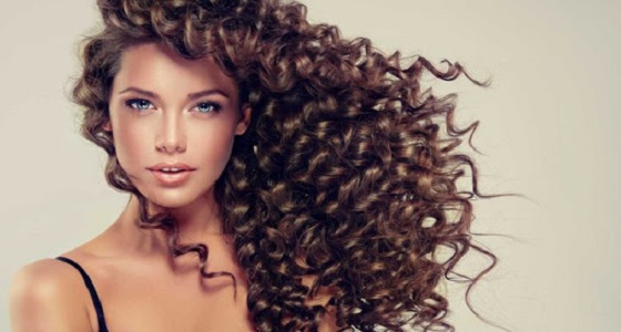 بالفيديو.. طريقة سهلة للحصول على شعر كيرلي في دقائق معدودة 