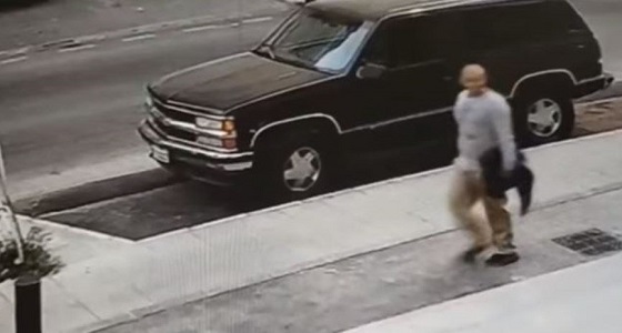 بالفيديو.. شخص مجهول يضرب سيدة بآلة حادة على رأسها ويفر هاربا 