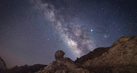 صور مذهلة للمجرات فوق قمة جبل رال بتبوك 
