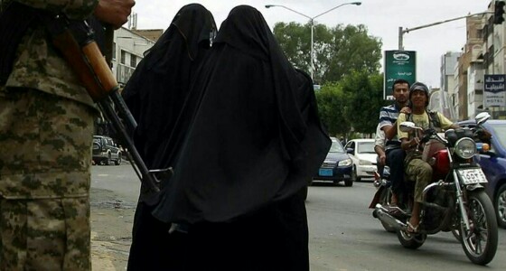بالفيديو.. الحوثيون ينتهكون الآدمية بسجونهم ويعتدون على النساء
