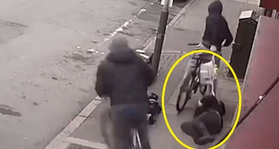 بالفيديو.. سيدة تواجه لصين وتتمسك بحقيبتها