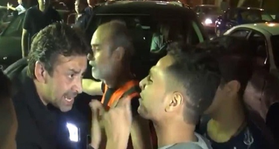 بالفيديو.. ” سيلفي ” يخرج كريم عبدالعزيز عن شعوره: عيب يا ابني