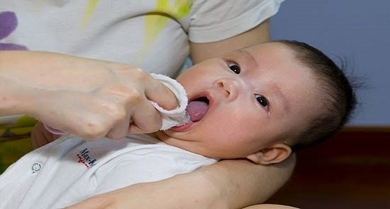 6 خطوات بسيطة لتنظيف فم الرضيع منذ ولادته