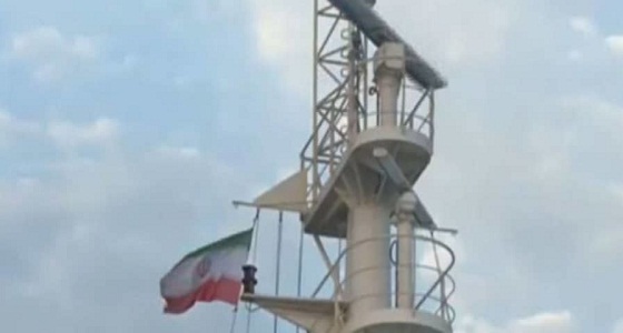 بالفيديو.. إيران تضع علمها وتنزع العلم البريطاني من الناقلة المحتجزة