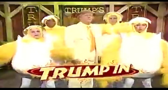بالفيديو.. ” ترامب ” يرقص ببدلة صفراء بين الدجاجات