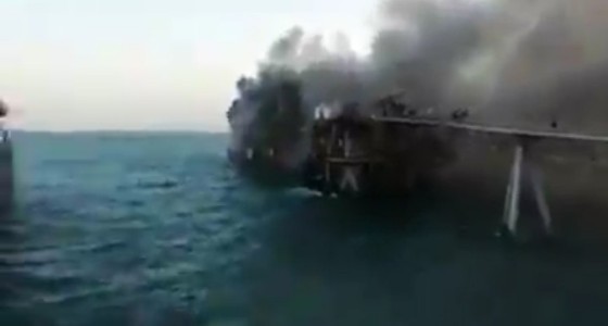 بالفيديو.. نشوب حريق في مرفأ بحري للنفط في العراق