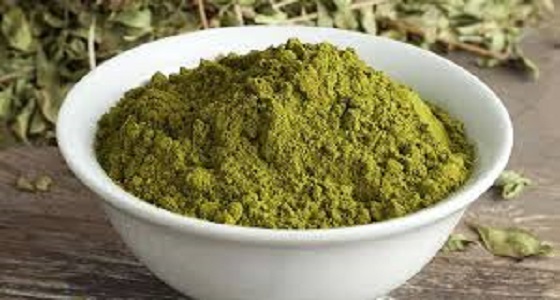 ماسكات طبيعية من الحناء لتنعيم الشعر