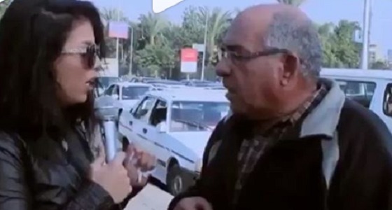 بالفيديو.. امرأة تتسبب في بكاء مسن بعد وصفه بـ ” الزبالة “