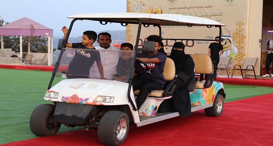 عربات ” قولف ” لنقل الزوار بمهرجان العسل الدولي في الباحة
