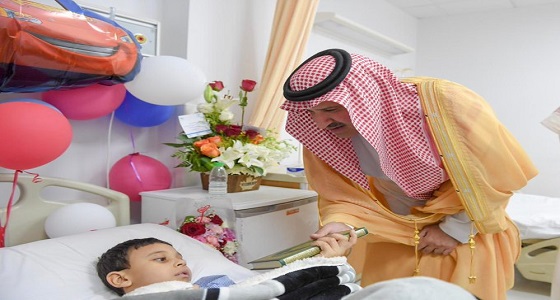 بالفيديو..أمير المدينة المنورة يزور الطفل المصري الذي فقد والديه في حادث
