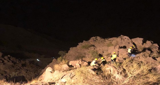 بالصور.. إنقاذ مواطن سقط بمنحدرات صخرية في أبها