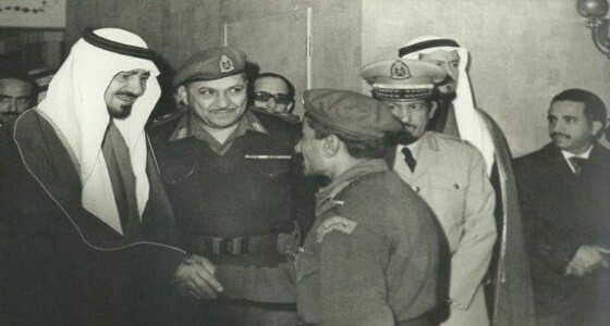 ” صورة ” توثق لحظة استقبال الملك خالد لضباط الجيش السعودي الذين كانوا بالأردن