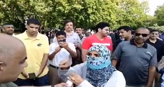 بالفيديو.. مواطنة في لندن تجلد إيران وحلفائها
