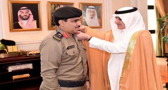 امير تبوك يقلد مدير الدفاع المدني رتبته الجديدة