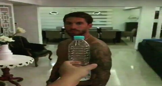 بالفيديو.. &#8221; راموس &#8221; يخوض تحدي غطاء الزجاجة بلسانه