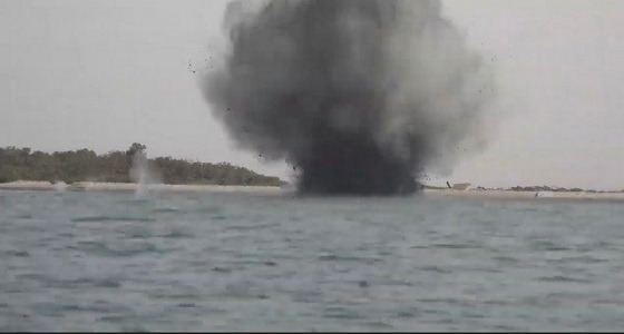 مشهد مروع لانفجار لغم حوثي قبالة سواحل اليمن