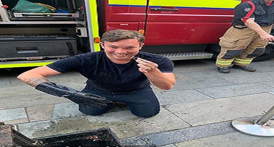 سقط خاتم زواجه في المجاري أثناء تناول الطعام.. فتدخلت جهات حكومية لمساعدته 