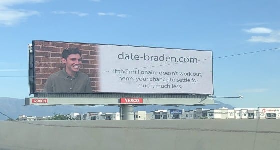 شاب يبحث عن الحب الصادق عن طريق لوحة إعلانية بالشارع