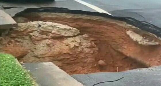 بالفيديو والصور.. طريق يبتلع سيارة بعد تحوله لحفرة ضخمة